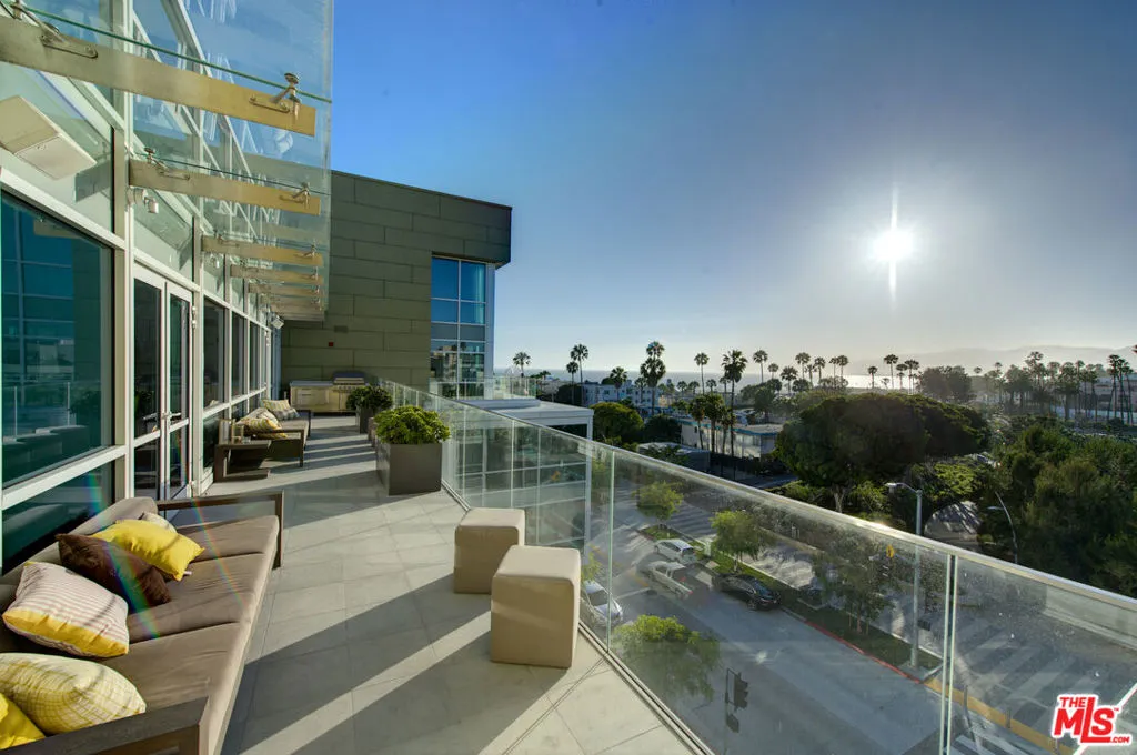 1705 Ocean Avenue 206, Santa Monica, California 90401 home-pic-23