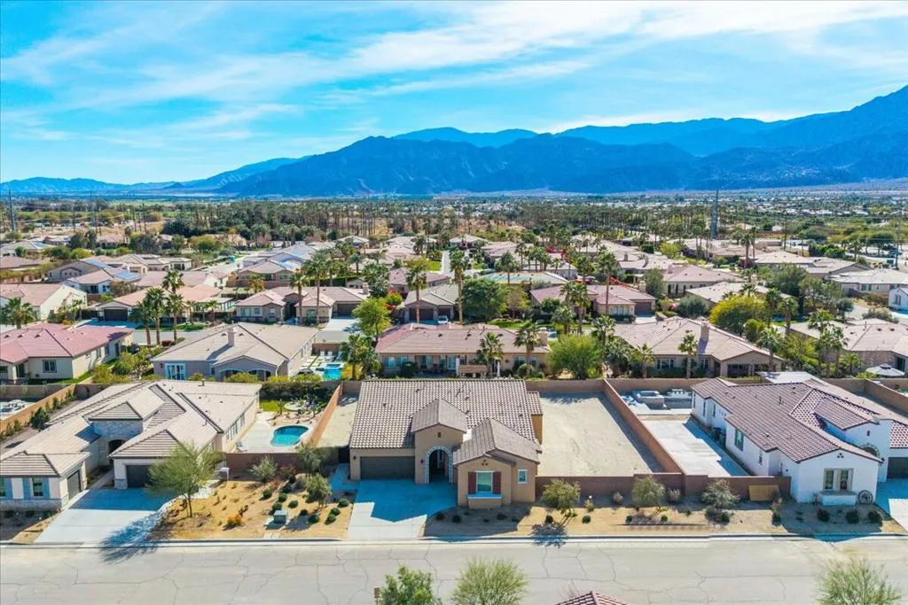 81835 Vida Bella Drive, La Quinta, California 92253 home-pic-37