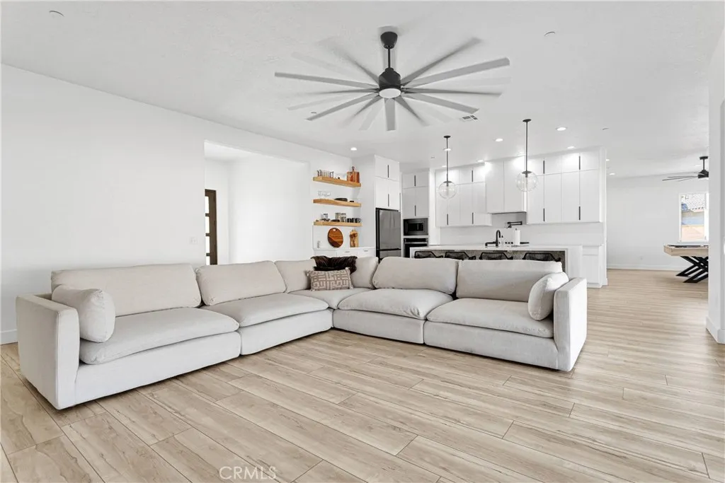 16383 Ridge View Drive, Apple Valley, California 92307 home-pic-7