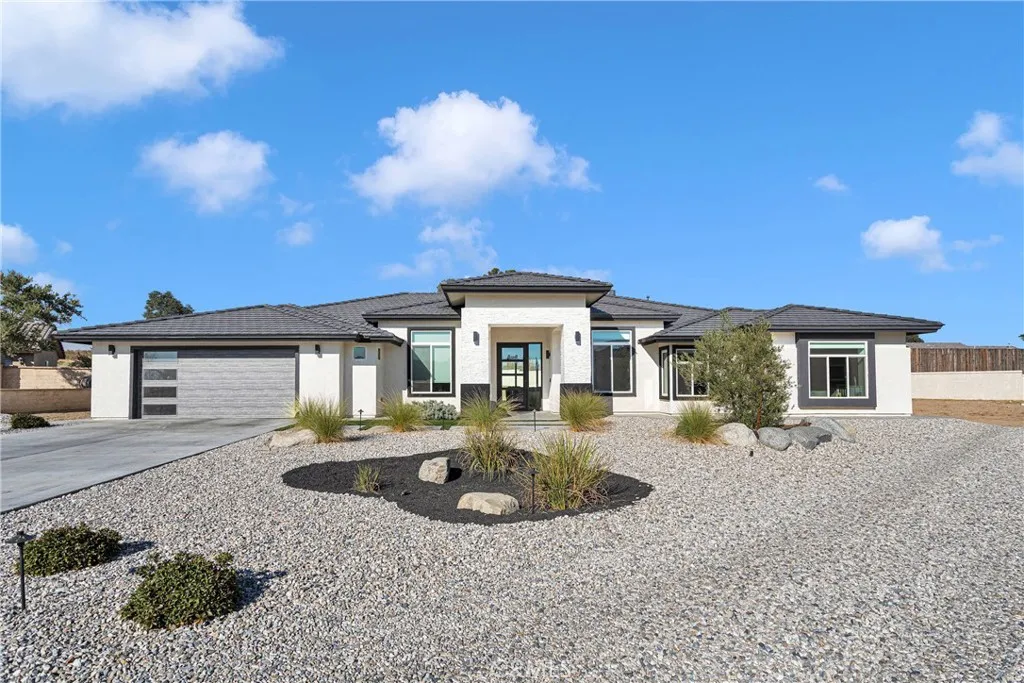 16383 Ridge View Drive, Apple Valley, California 92307 home-pic-2