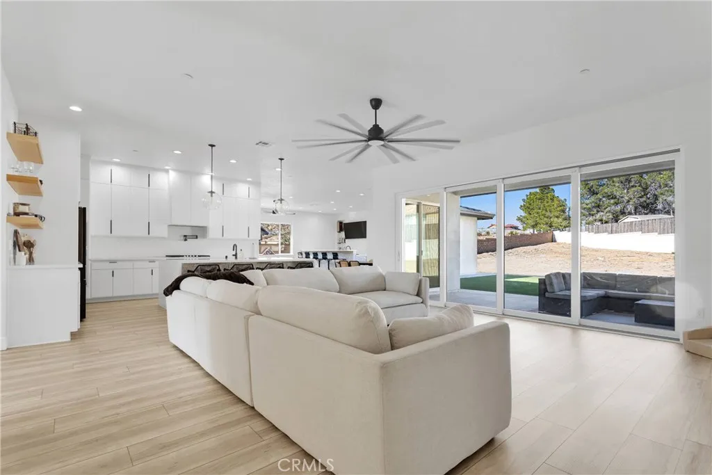 16383 Ridge View Drive, Apple Valley, California 92307 home-pic-8
