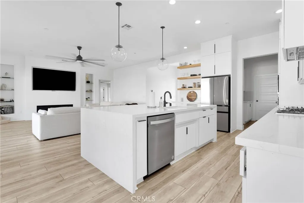 16383 Ridge View Drive, Apple Valley, California 92307 home-pic-17