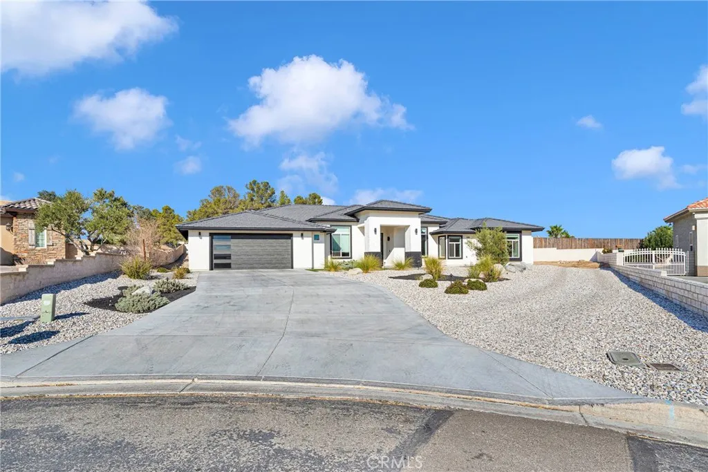 16383 Ridge View Drive, Apple Valley, California 92307 home-pic-1