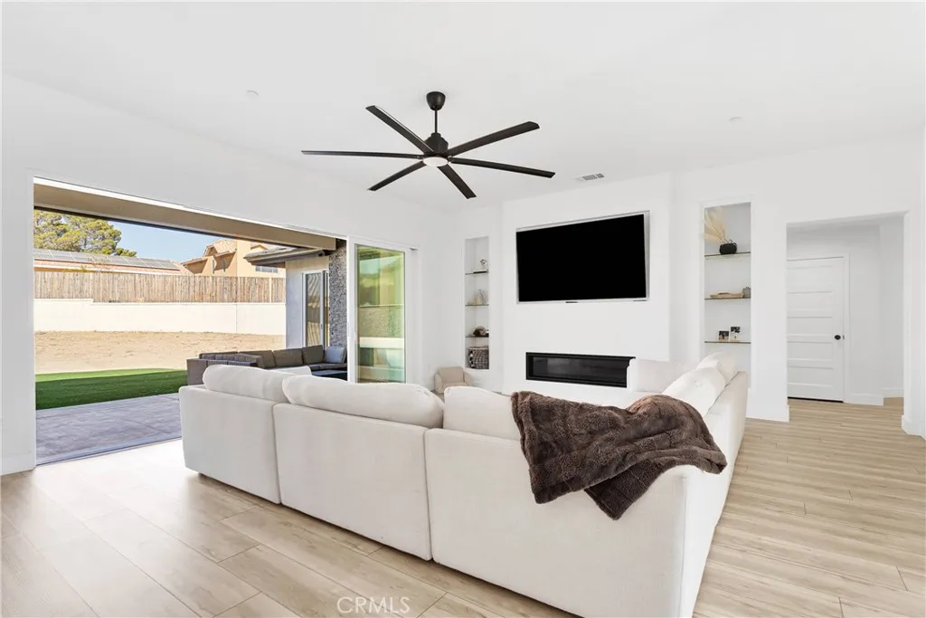 16383 Ridge View Drive, Apple Valley, California 92307 home-pic-10