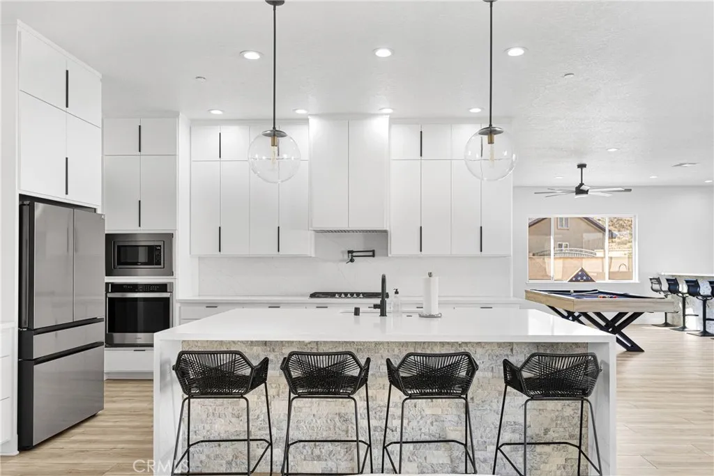 16383 Ridge View Drive, Apple Valley, California 92307 home-pic-11