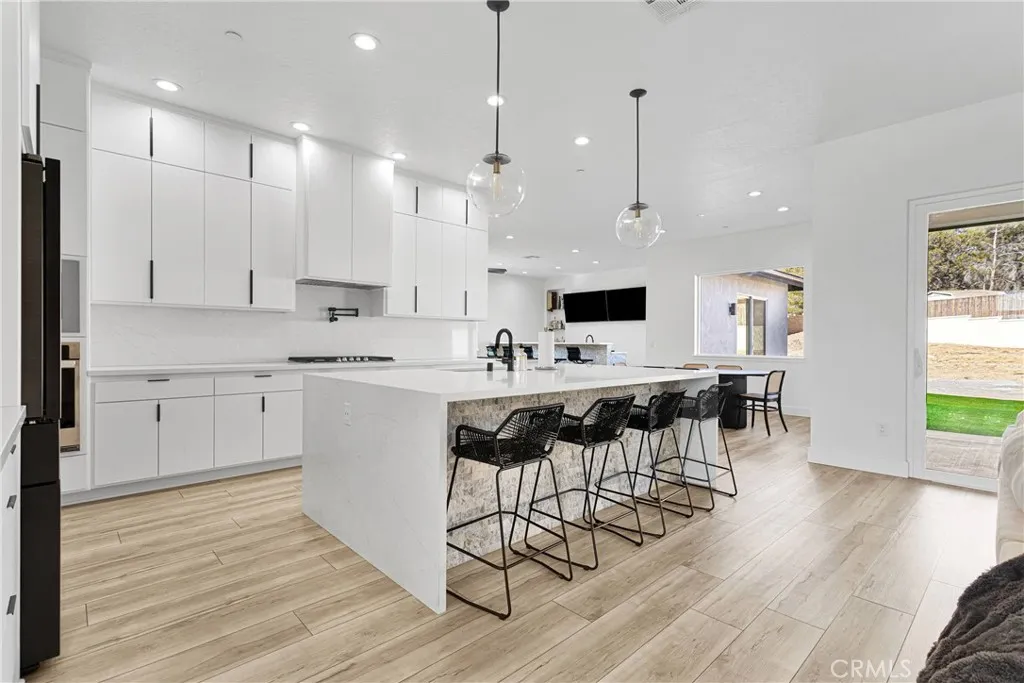 16383 Ridge View Drive, Apple Valley, California 92307 home-pic-12