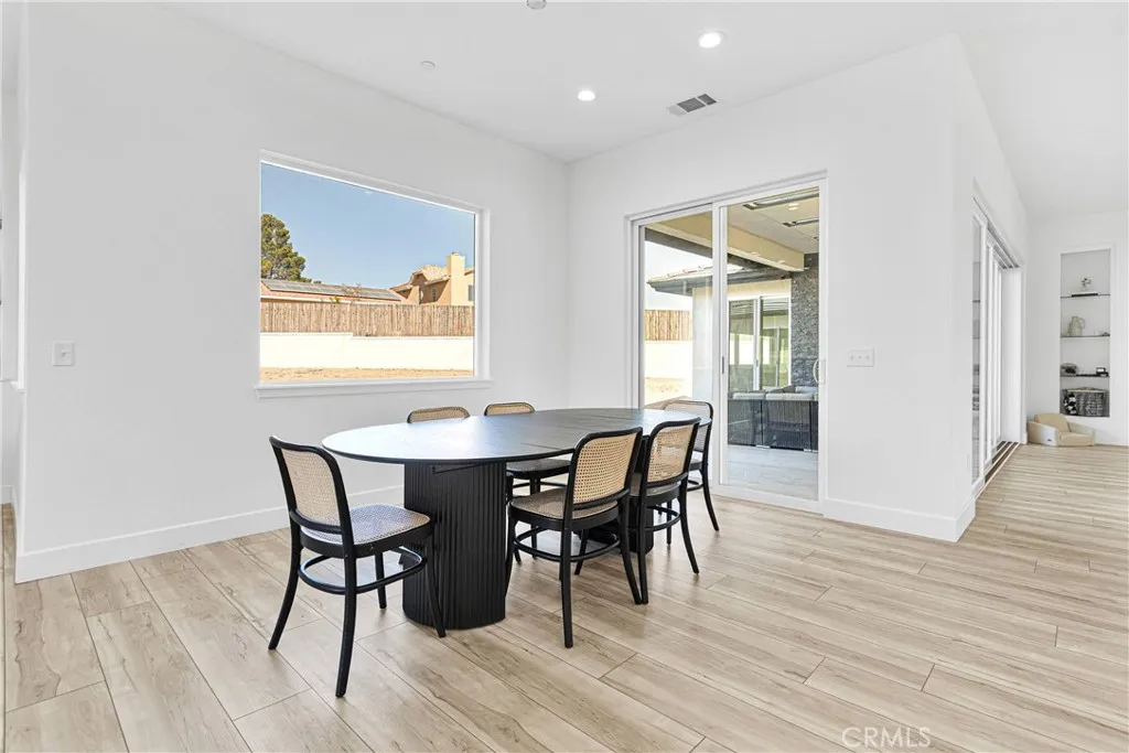 16383 Ridge View Drive, Apple Valley, California 92307 home-pic-18