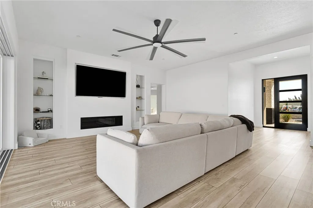 16383 Ridge View Drive, Apple Valley, California 92307 home-pic-6