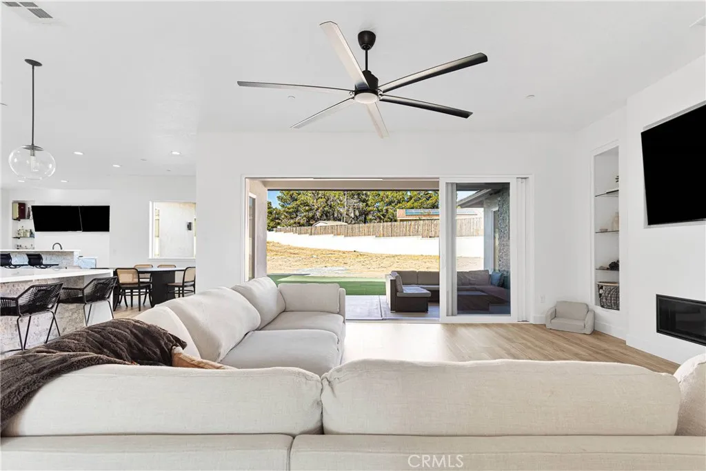 16383 Ridge View Drive, Apple Valley, California 92307 home-pic-9