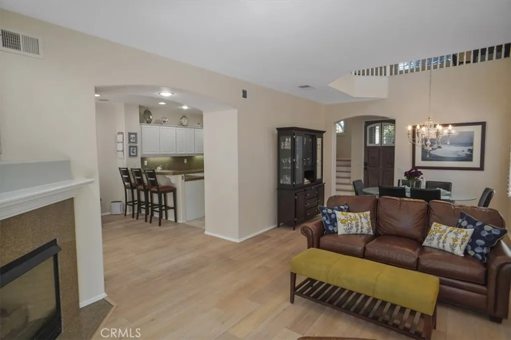 24600 Avignon, Valencia, California 91355 home-pic-5