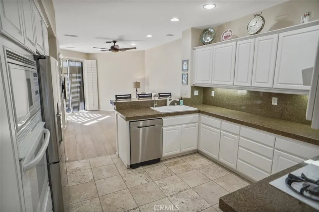 24600 Avignon, Valencia, California 91355 home-pic-8