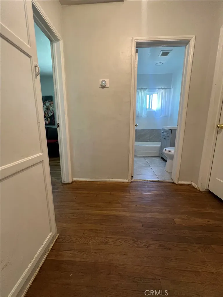 11821 Menlo, Los Angeles, California 90044 home-pic-8