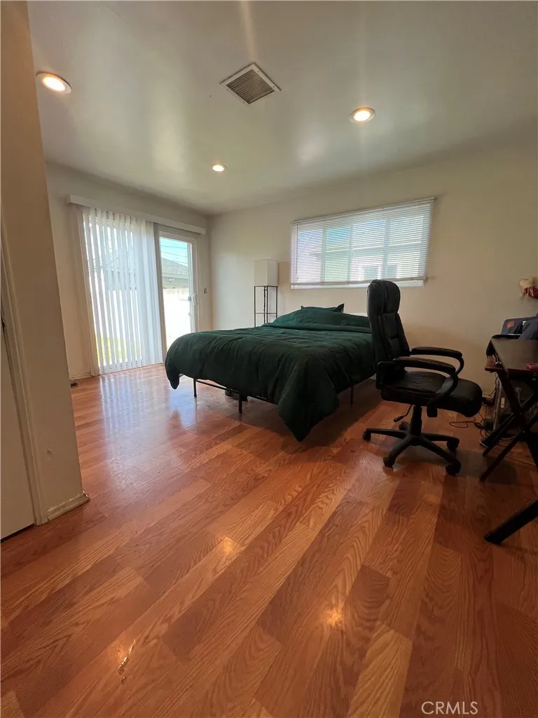 11821 Menlo, Los Angeles, California 90044 home-pic-10