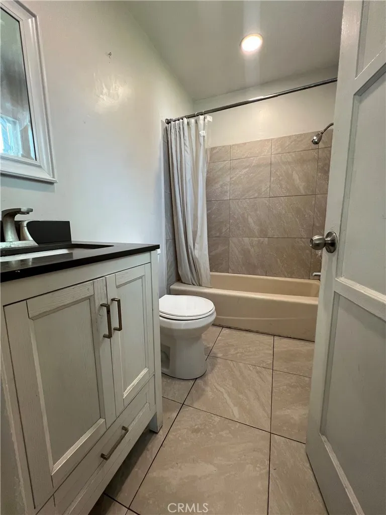 11821 Menlo, Los Angeles, California 90044 home-pic-11