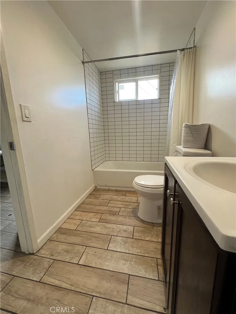 11821 Menlo, Los Angeles, California 90044 home-pic-18
