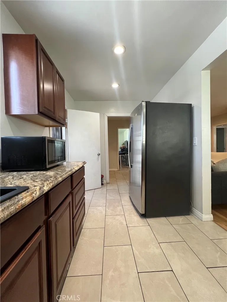 11821 Menlo, Los Angeles, California 90044 home-pic-6
