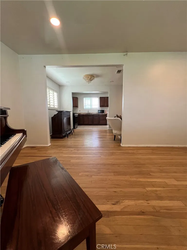 11821 Menlo, Los Angeles, California 90044 home-pic-2