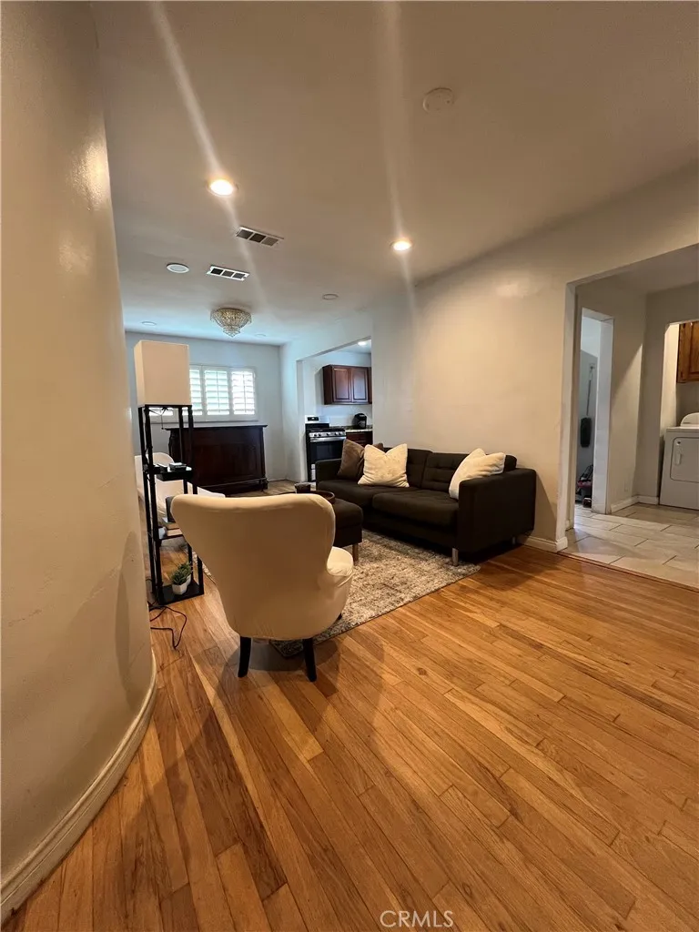 11821 Menlo, Los Angeles, California 90044 home-pic-3