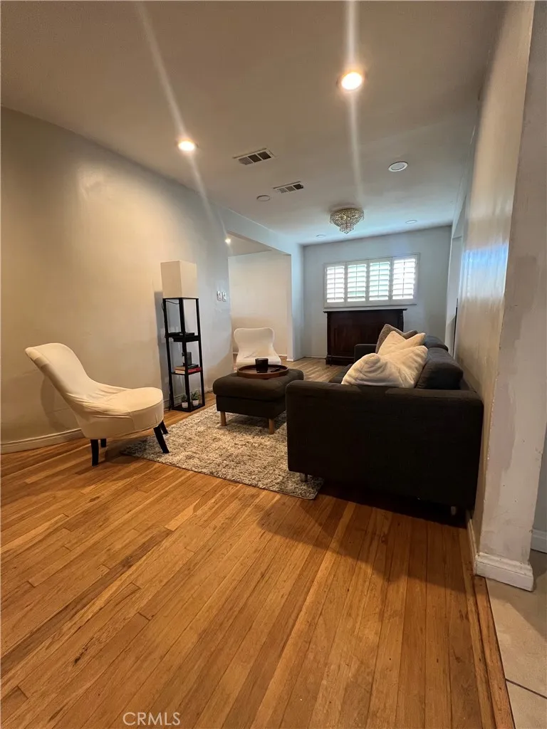 11821 Menlo, Los Angeles, California 90044 home-pic-4