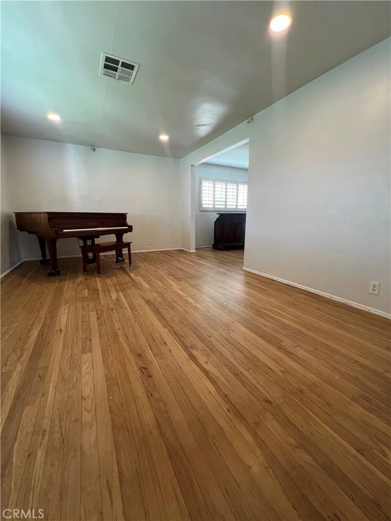 11821 Menlo, Los Angeles, California 90044 home-pic-1