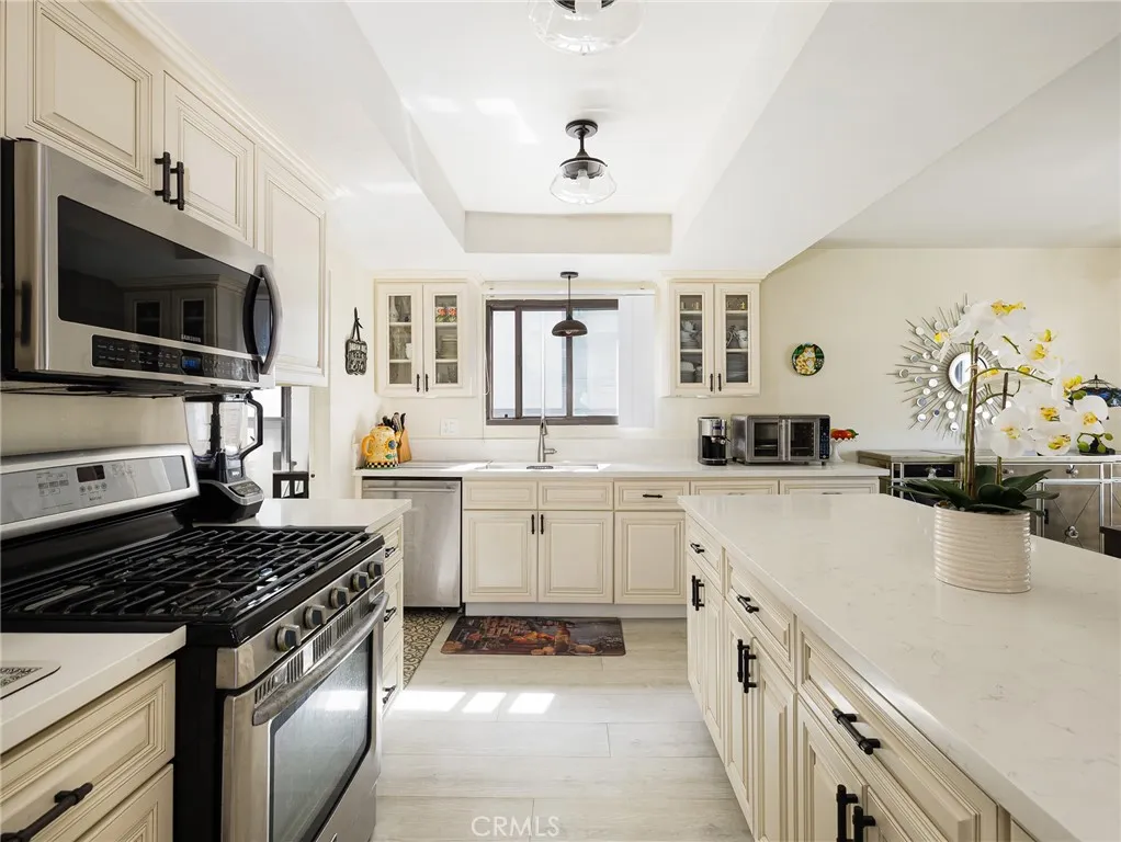 212 E Imperial Avenue E, El Segundo, California 90245 home-pic-3