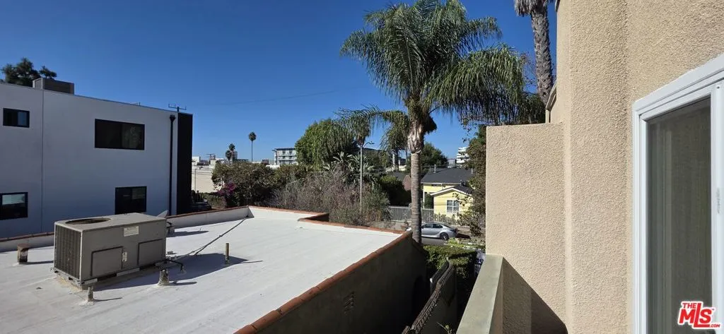 1154 N Sycamore Avenue 8, Los Angeles, California 90038 home-pic-12