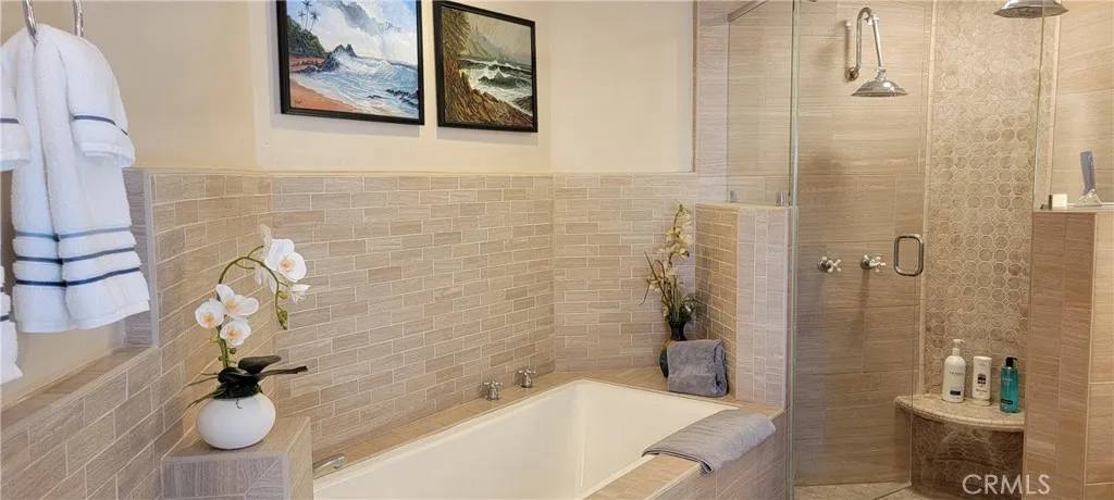 Separate Deep Soaking Tub and Dual Head Shoer