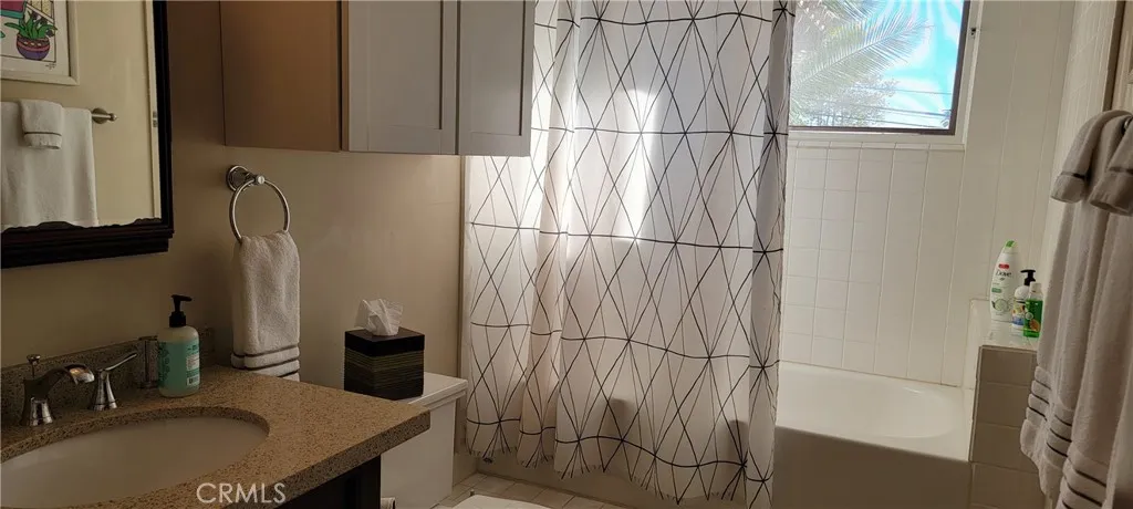 3rd Guest Bathroom with deep tub/shower combination with fluffy Towels