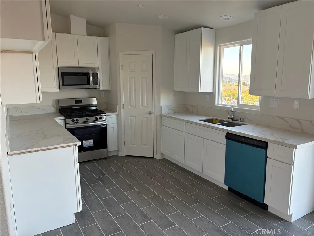 32786 Topaz Road, Lucerne Valley, California 92356 home-pic-3