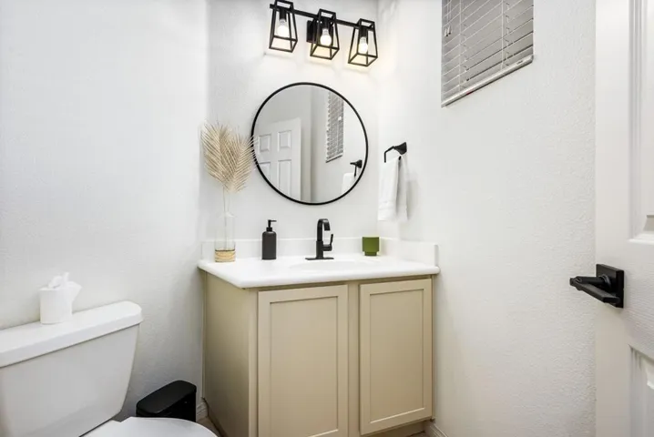 32-web-or-mls-TJ_Travolta_OPMG_0125_032