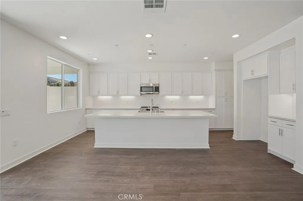 4032 Saddlewood Drive, Palmdale, California 93551 home-pic-2