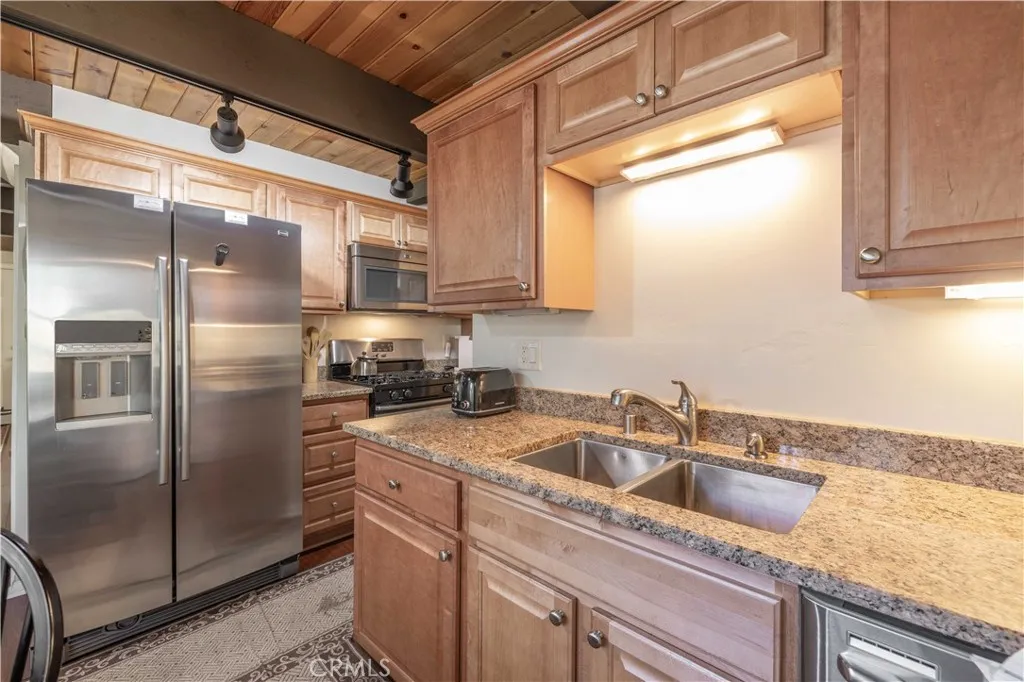 548 Moreno Lane, Sugarloaf, California 92386 home-pic-9