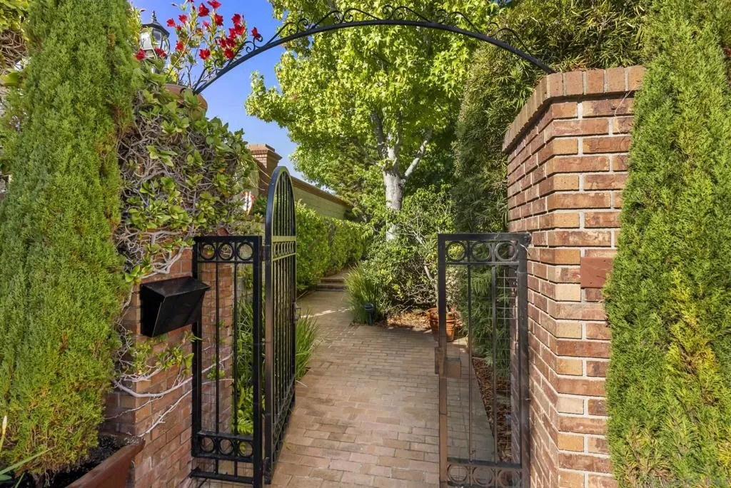 6815 S La Jolla Scenic Drive, La Jolla, California 92037 home-pic-18