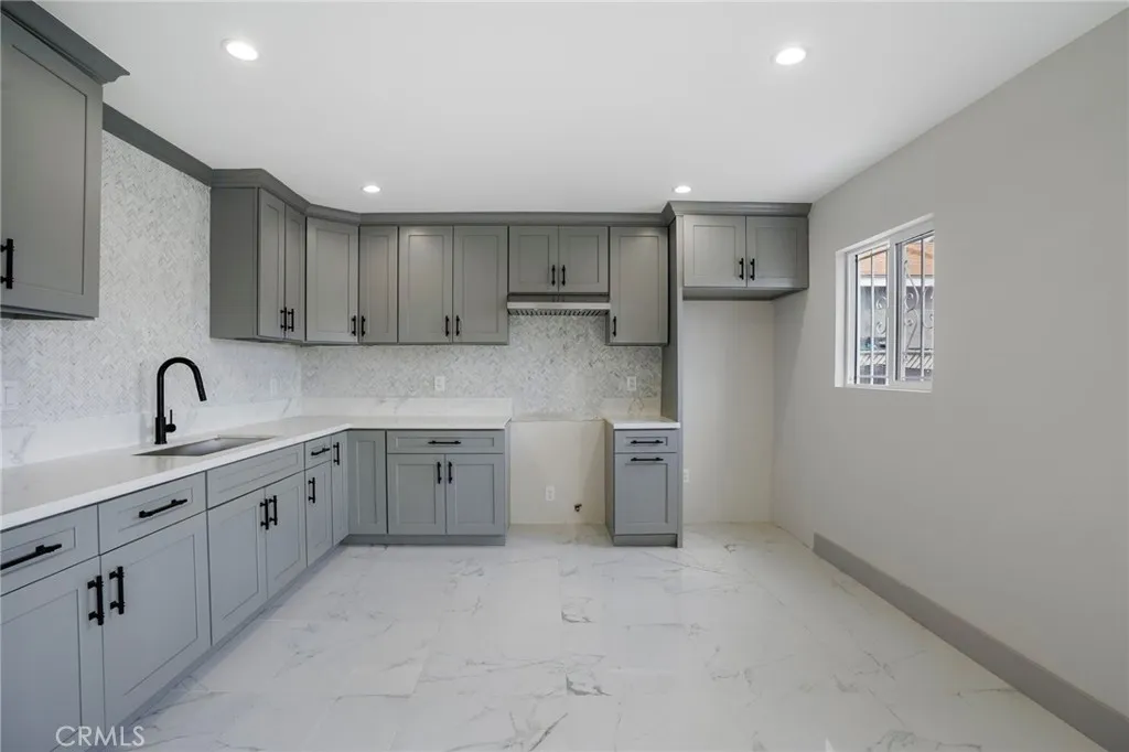 253 E 82nd, Los Angeles, California 90003 home-pic-6