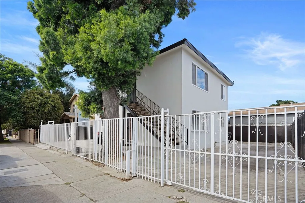 253 E 82nd, Los Angeles, California 90003 home-pic-1