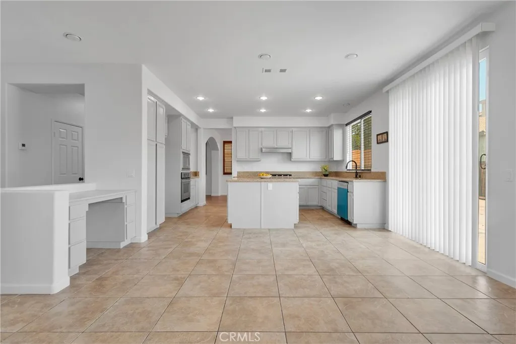 12626 Luna, Victorville, California 92392 home-pic-17