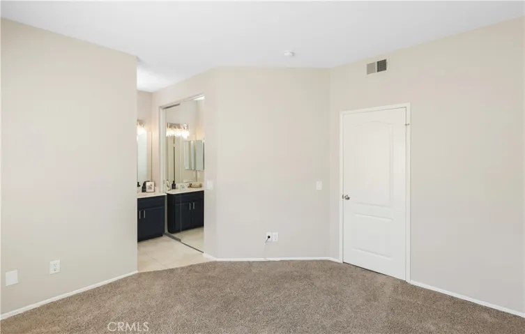 En-suite bathroom & mirrored closet doors