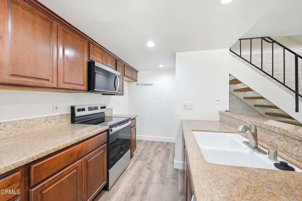 1210 Carlsbad Place, Ventura, California 93003 home-pic-8