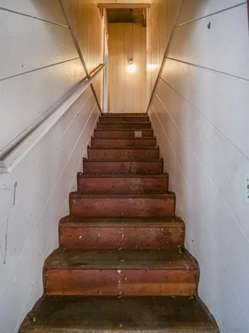 820 stairs to 2 additional beds and a bath - joins to 818