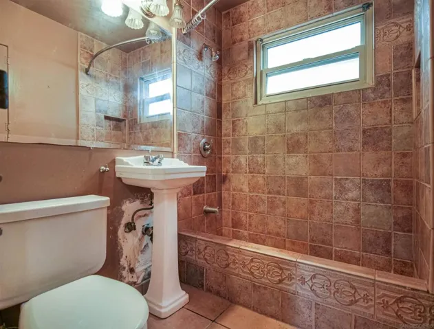 820 Downstairs bath