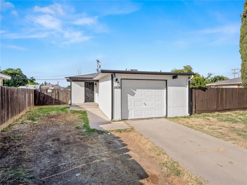 1028 W Holland Avenue, Fresno, California 93705 home-pic-1