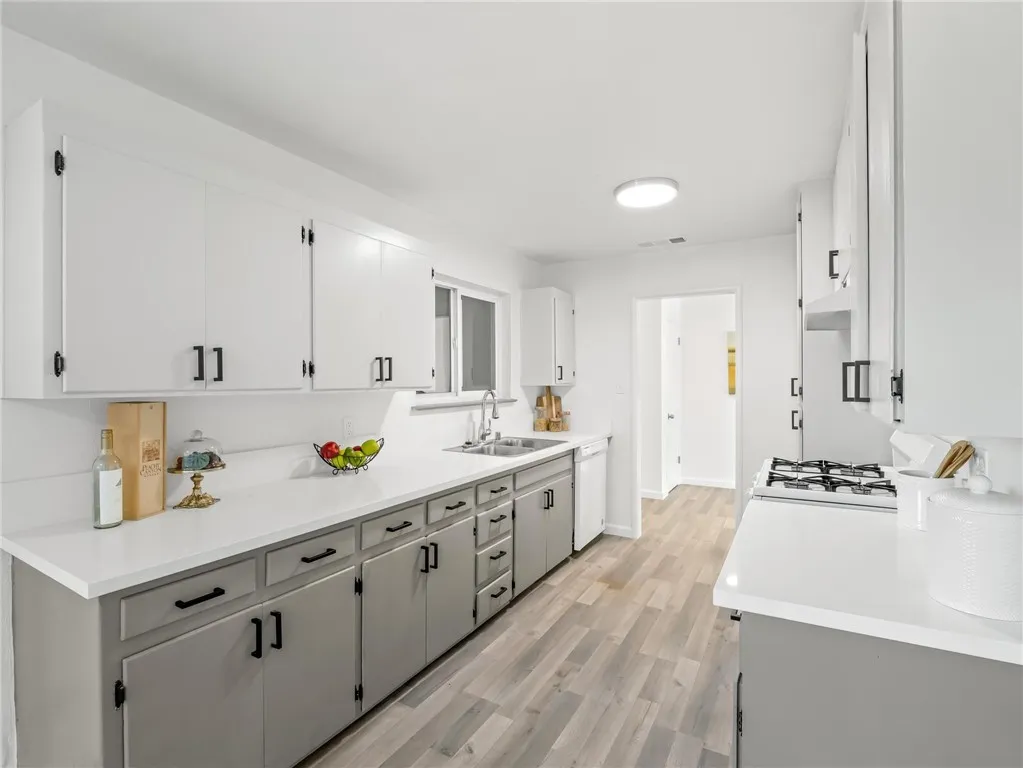 1028 W Holland Avenue, Fresno, California 93705 home-pic-7