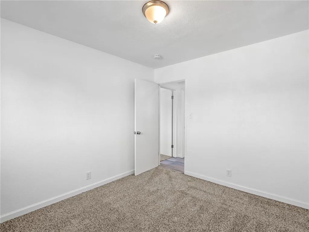 1028 W Holland Avenue, Fresno, California 93705 home-pic-15