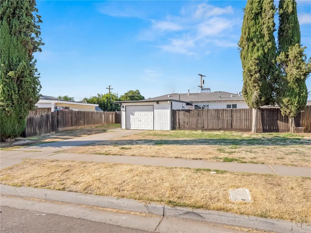 1028 W Holland Avenue, Fresno, California 93705 home-pic-2