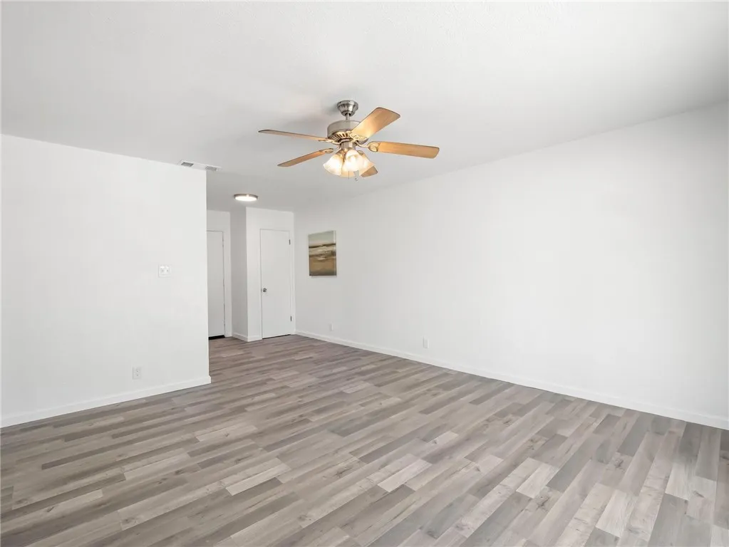1028 W Holland Avenue, Fresno, California 93705 home-pic-13