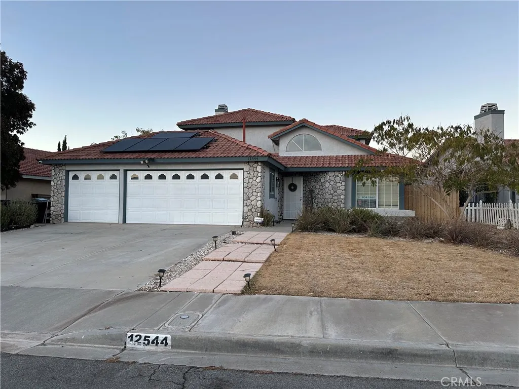 12544 Sunbird Lane, Victorville, California 92392 home-pic-1