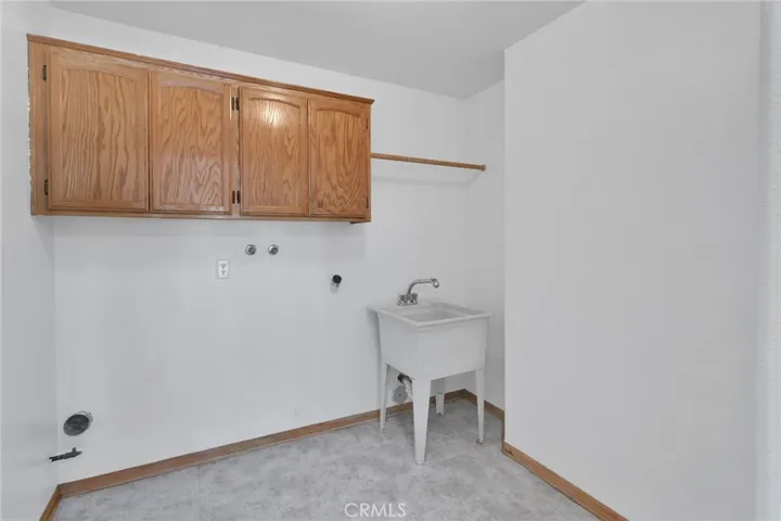 Laundry room w/ sink & Storage