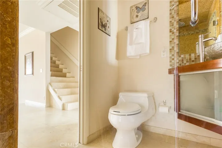 Downstairs guest 3/4 bath!
