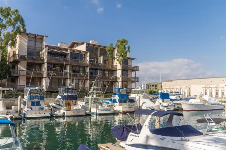 Spectacular topfloor waterfront location overlooking the picturesque marina!