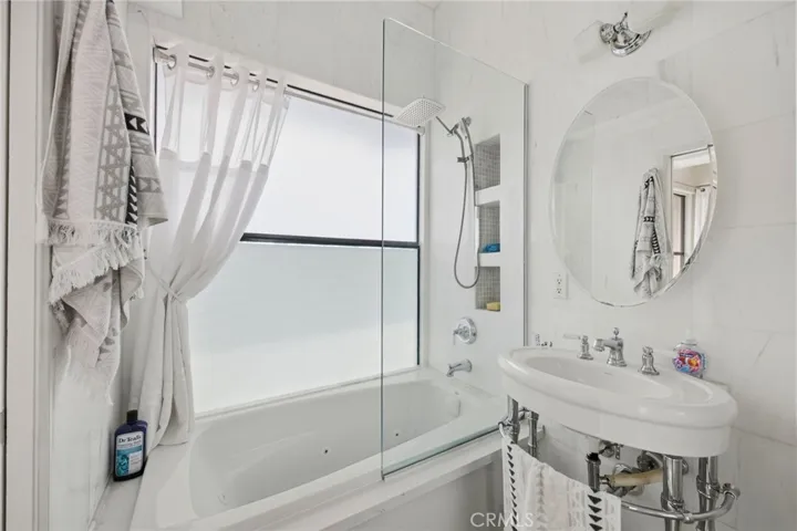 Master Bedroom Ensuite Bath!